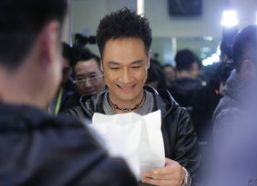 吴镇宇录影花絮照,幕后瞬间尽显明星魅力